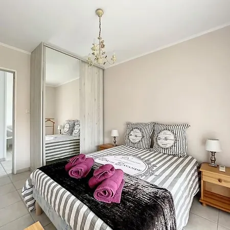 Family Close To The アパート