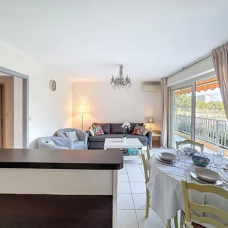 Family Close To The アパート *