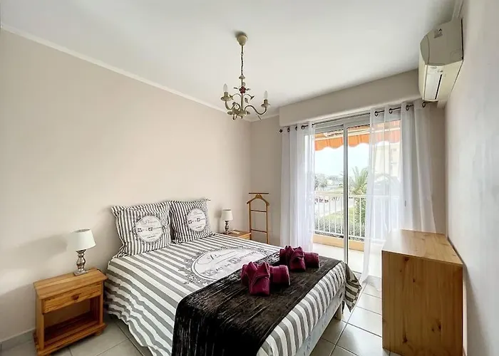 Family Close To The شقة *