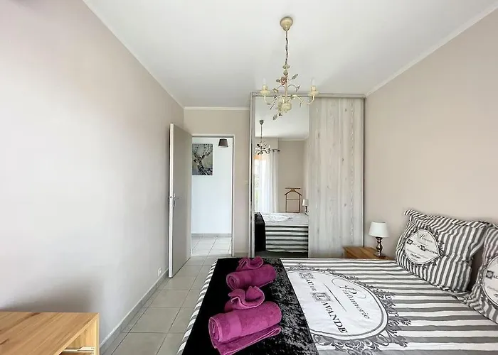 Family Close To The شقة *