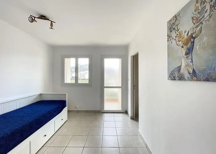 Family Close To The شقة