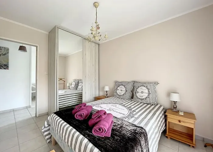 Family Close To The شقة